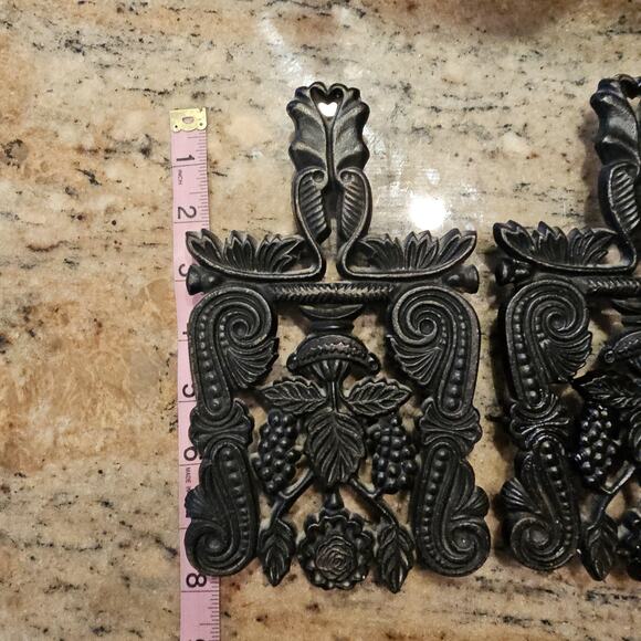 Pair of Virginia Metalcrafters "Grapes" Hanging Cast Iron Trivets - Picture 5 of 6